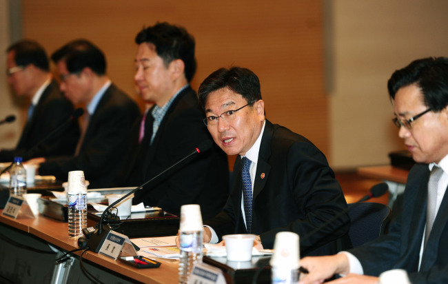 <YONHAP PHOTO-1114> 수출업계 조찬간담회 주재하는 윤상직 장관 (서울=연합뉴스) 윤상직 산업통상자원부 장관이 15일 서울 여의도 중기중앙회에서 '수출 활성화를 위한 수출업계 조찬간담회'를 주재하고 있다. 2015.4.15 << 산업통상자원부 제공 >> photo@yna.co.kr/2015-04-15 10:24:55/ <저작권자 ⓒ 1980-2015 ㈜연합뉴스. 무단 전재 재배포 금지.>