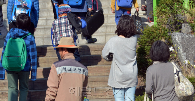 등학생 등교시키는 엄마들. 사진은 기사내용과 무관. 김명섭 기자 /msiron@heraldcorp.com