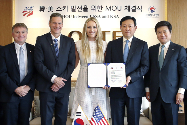 Lotte Group chairman and Korea Ski Association chief Shin Dong-bin (second from right) poses with leaders of the U.S. Ski and Snowboard Association
after signing an memorandum of understanding for cooperation in Seoul on Wednesday. At center is U.S. ski racer Lindsey Vonn, who was appointed as honorary ambassador for the 2018 Winter Olympics in PyeongChang.   Yonhap