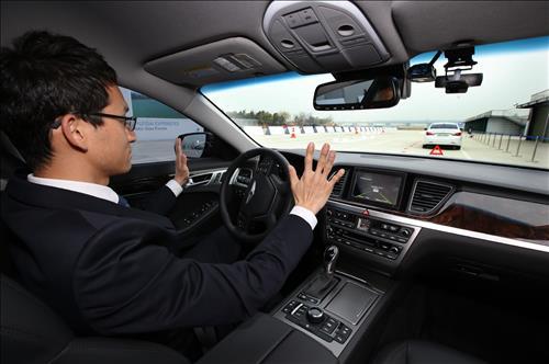 A driver tests a Hyundai Motor partially automated vehicle in late March.     Yonhap