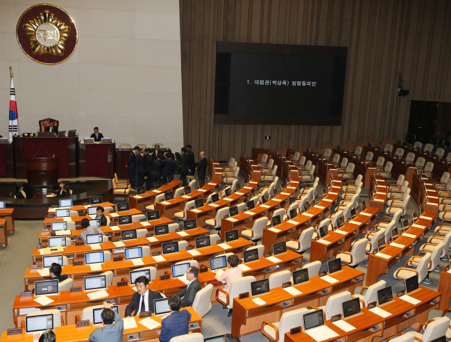 Saenuri Party lawmakers unilaterally approve the nomination of Park Sang-ok to the Supreme Court on Wednesday. (Yonhap)