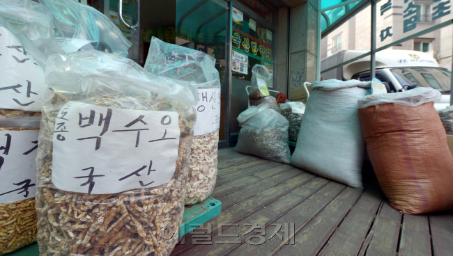 가짜 백수오 파동으로 약재시장 소상공인과 백수오 농가가 직격탄을 맞고 있는 가운데, 국내최대 약재시장인 서울 동대문구의 약령시장을 찾는 손님들의 발길이 줄면서 썰렁한 모습이다. 김명섭 기자 msiron@heraldcorp.com