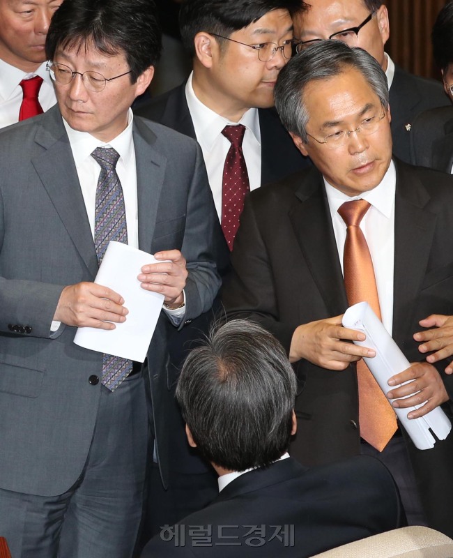 유승민 새누리당 원내대표를 비롯한 지도부와 우윤근 새정치민주연합 원내대표 등 지도부가 6일 오후 열린 국회 본회의에서 공무원연금법안과 박상옥 대법관 임명동의안 처리 문제를 논의하고 있다.<br />정희조 기자/checho@heraldcorp.com  150506
유승민 새누리당 원내대표를 비롯한 지도부와 우윤근 새정치민주연합 원내대표 등 지도부가 6일 오후 열린 국회 본회의에서 공무원연금법안과 박상옥 대법관 임명동의안 처리 문제를 논의하고 있다.
정희조 기자/checho@heraldcorp.com  150506