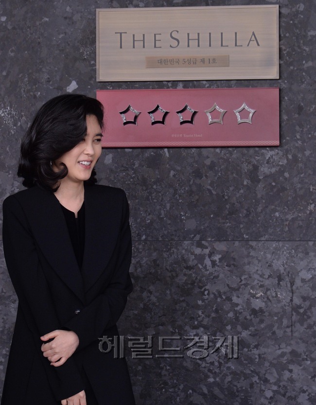 이부진 호텔신라 대표가 7일 5성 호텔 현판식 후 현판 앞을 지나가고 있다. 이상섭 기자/babtong@heraldcorp.com