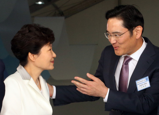 President Park Geun-hye listens to Samsung Electronics vice chairman Lee Jay-yong at a ceremony to break ground on a new chip plant in Pyeongtaek, Gyeonggi Province, Thursday.    Yonhap