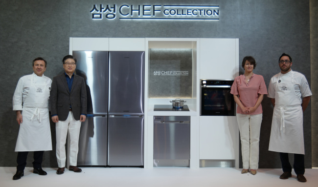 Samsung Electronics home appliance division chief Yoon Boo-keun (second from left) and celebrity chefs pose with the company’s new Chef Collection built-in home appliances during a media event in Seoul on Thursday. The company aims to more than double its sales in the nation’s built-in market by 2018.    Samsung Electronics
Samsung Electronics home appliance division chief Yoon Boo-keun (second from left) and celebrity chefs pose with the company’s new Chef Collection built-in home appliances during a media event in Seoul on Thursday. The company aims to more than double its sales in the nation’s built-in market by 2018.    Samsung Electronics