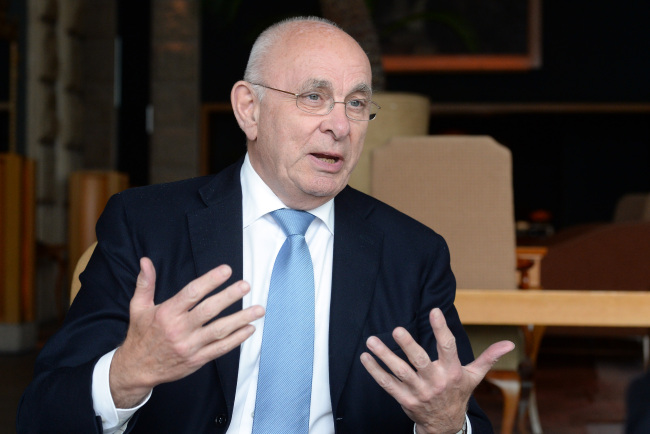 Royal Netherlands Football Association chief Michael van Praag speaks about his FIFA presidential bid in Seoul on Wednesday.   Ahn Hoon/The Korea Herald