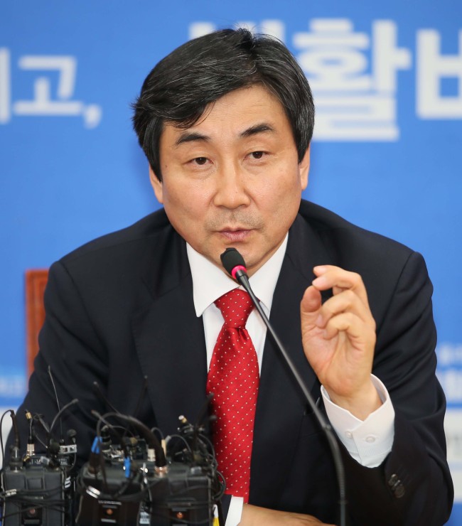 <YONHAP PHOTO-2380> 이종걸 새 원내대표 기자간담회 (서울=연합뉴스) 진성철 기자 = 새정치민주연합 이종걸 새 원내대표가 7일 국회에서 열린 기자간담회에서 인사말하고 있다. 2015.5.7 zjin@yna.co.kr/2015-05-07 16:56:34/ <저작권자 ⓒ 1980-2015 ㈜연합뉴스. 무단 전재 재배포 금지.>
Lee Jong-kul.    Yonhap