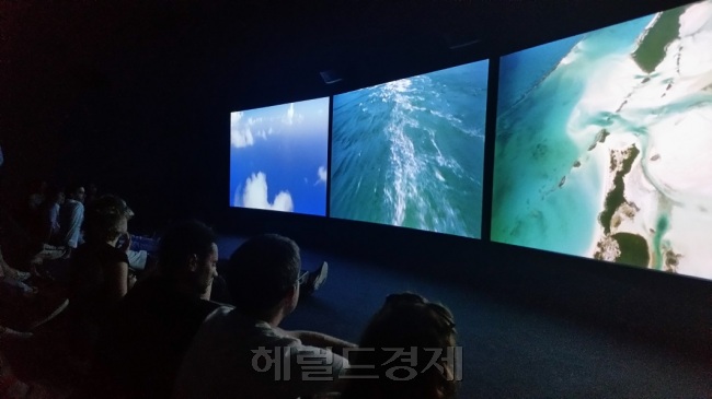 존 아캄프라의 작품 ‘Vertigo Sea(2015)’. 영화관같은 전시관을 연출했다. 사진=김아미 기자/amigo@heraldcorp.cpm