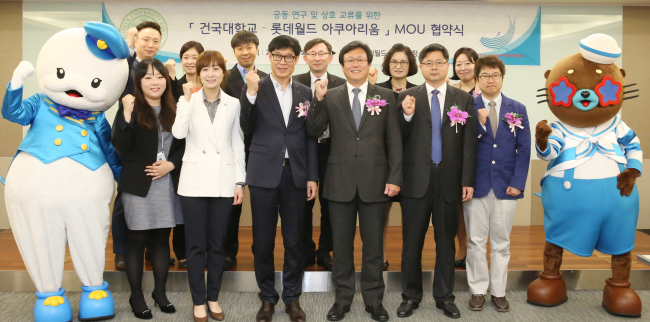 <YONHAP PHOTO-2230> 건국대-롯데월드 아쿠아리움 산학협력 협약식 (서울=연합뉴스) 송창선 건국대 수의과대학 학장(앞줄 가운데 왼쪽)과 고정락 롯데월드 아쿠아리움 관장(앞줄 가운데 오른쪽)이 7일 오전 서울 송파구 롯데월드 3층 강의장에서 공동연구와 상호교류를 위한 산학협력을 체결한 후 참석자들과 기념 촬영을 하고 있다. 2015.5.7 << 건국대학교 제공 >> photo@yna.co.kr/2015-05-07 16:15:54/ <저작권자 ⓒ 1980-2015 ㈜연합뉴스. 무단 전재 재배포 금지.>
<YONHAP PHOTO-2230> 건국대-롯데월드 아쿠아리움 산학협력 협약식 (서울=연합뉴스) 송창선 건국대 수의과대학 학장(앞줄 가운데 왼쪽)과 고정락 롯데월드 아쿠아리움 관장(앞줄 가운데 오른쪽)이 7일 오전 서울 송파구 롯데월드 3층 강의장에서 공동연구와 상호교류를 위한 산학협력을 체결한 후 참석자들과 기념 촬영을 하고 있다. 2015.5.7 << 건국대학교 제공 >> photo@yna.co.kr/2015-05-07 16:15:54/ <저작권자 ⓒ 1980-2015 ㈜연합뉴스. 무단 전재 재배포 금지.>