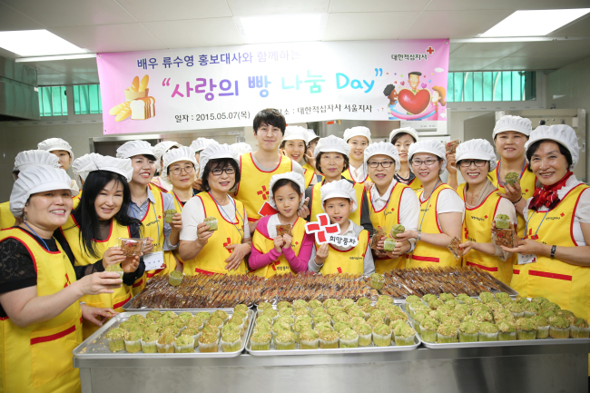 <YONHAP PHOTO-2869> "사랑의 빵 만들어요" (서울=연합뉴스) 7일 서울 성동구 마장동 대한적십자사 서울지사에서 열린 '사랑의 빵 나눔' 봉사활동에서 홍보대사 류수영과 참가자들이 빵을 만든 뒤 기념촬영을 하고 있다. 2015.5.7 << 대한적십자사 제공 >> photo@yna.co.kr/2015-05-07 21:21:04/ <저작권자 ⓒ 1980-2015 ㈜연합뉴스. 무단 전재 재배포 금지.>
<YONHAP PHOTO-2869> "사랑의 빵 만들어요" (서울=연합뉴스) 7일 서울 성동구 마장동 대한적십자사 서울지사에서 열린 '사랑의 빵 나눔' 봉사활동에서 홍보대사 류수영과 참가자들이 빵을 만든 뒤 기념촬영을 하고 있다. 2015.5.7 << 대한적십자사 제공 >> photo@yna.co.kr/2015-05-07 21:21:04/ <저작권자 ⓒ 1980-2015 ㈜연합뉴스. 무단 전재 재배포 금지.>