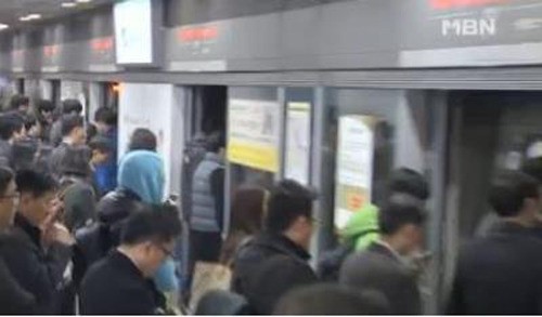 4호선 출근길에 갑자기 멈춰. 승객 1000여명 “불꺼진 객차서 30분간…” 공포