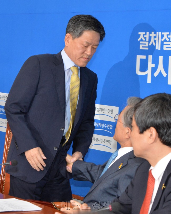 새정치민주연합이 8일 국회에서 최고위원회의를 진행한 가운데 주승용 최고위원이 “4ㆍ29 재보궐 선거 패배에 대해 당 지도부가 책임을 지고 사퇴해야 한다”며 자신도 사퇴 의사를 밝히고 회의장을 퇴장, 당내 계파 갈등이 악화일로를 걷고 있다. 주 최고위원의 이날 사퇴 발언은 정청래 최고위원이 “사퇴하지도 않으면서 할 것처럼 공갈을 치는 것이 더 큰 문제”라고 한 데서 촉발됐다.  정희조 기자/checho@