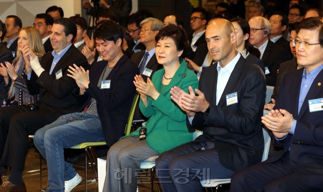 박근혜 (가운데) 대통령이 8일 오전 서울 삼성동 ‘ 구글 캠퍼스 서울 ’ 개소식에 참석해 구글캠퍼스 발족에 대해 박수로 축하하고있다 .박현구 기자/phko@heraldcorp.com