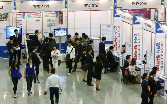 <YONHAP PHOTO-2337> '내 직장은 어디에?' (대구=연합뉴스) 김준범 기자 = 8일 대구 엑스코에서 열린 '2015 현대·기아동차 협력사 대구·경북 채용박람회'를 찾은 지역 취업준비생들이 참여기업의 부스를 돌며 인사담당자와 이야기 나누고 있다. 2015.5.8 psykims@yna.co.kr/2015-05-08 13:14:50/Media Only <저작권자 ⓒ 1980-2015 ㈜연합뉴스. 무단 전재 재배포 금지.>
Job seekers wait for consultation and interviews at a job fair held by subcontractors of Hyundai Motor and Kia Motors in Daegu on Friday.   Yonhap