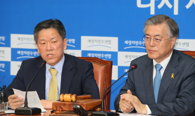 <YONHAP PHOTO-2061> 문재인 비판하는 주승용 (서울=연합뉴스) 진성철 기자 = 새정치민주연합 주승용 최고위원(왼쪽)이 8일 국회에서 열린 최고위원회의에서 '문화 패권주의'라는 표현을 써가며 "비공개·불공정·불공평이 패권주의의 또다른 이름"이라고 문재인 대표를 비판하고 있다. 2015.5.8 zjin@yna.co.kr/2015-05-08 11:51:29/ <저작권자 ⓒ 1980-2015 ㈜연합뉴스. 무단 전재 재배포 금지.>
Rep. Joo Seung-yong (left) of the main opposition New Politics Alliance for Democracy speaks during a session of the party‘s Supreme Council in Seoul on Friday.   Yonhap