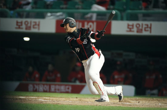 팀의 4연승을 이끈 김상현의 홈런 ⓒkt 위즈