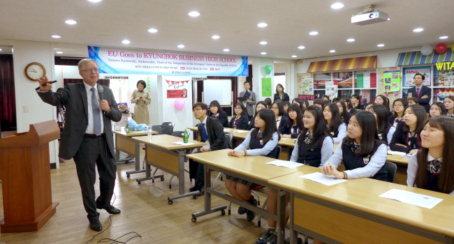European Union Ambassador Tomasz Kozlowski speaks to students of Kyungbok Business High School in western Seoul on Friday as part of the “EU Goes to Schools 2015” program. Joel Lee/The Korea Herald