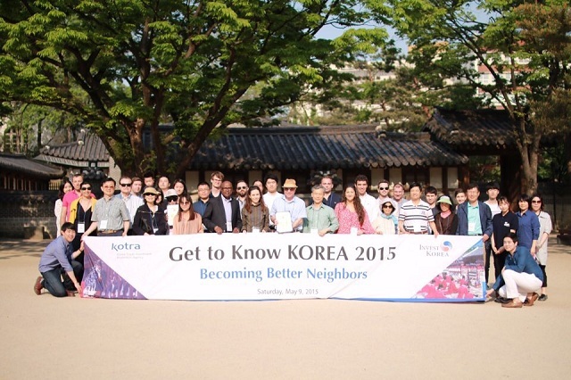 Executives and employees working at foreign-invested companies in Korea pose with family members in front of the Confucian shrine of Jongmyo in Seoul during a cultural experience program, hosted by the Korea Trade-Investment Promotion Agency on Saturday in partnership with the American Chamber of Commerce in Korea and the European Chamber of Commerce in Korea.    KOTRA