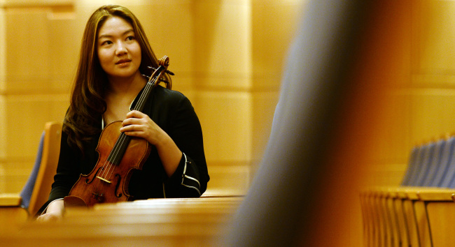 Korean-American violinist Cho Jin-joo poses during an interview with The Korea Herald at the Kumho Art Hall in Seoul. (Ahn Hoon/The Korea Herald)