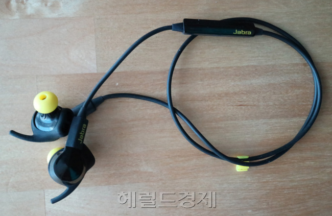 운동을 즐기는 젊은 세대부터 건강 관리에 민감한 중장년까지 폭넓게 사용할 수 있는 ‘자브라 스포츠 펄스’. 어떻게 사용하느냐가 문제겠지만, 여름철을 준비하는 사용자에게 가장 필요한 웨어러블 기기가 아닐까요?