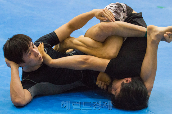 -66kg에서 우승한 소재현(좌측)