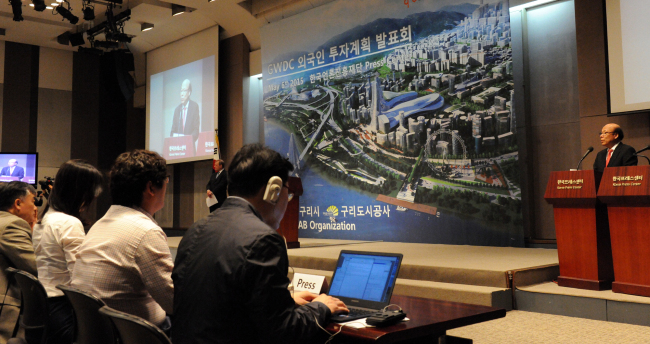 Foreign investors attend a session to unveil a project to develop a design city, organized by the Guri municipal government in Gyeonggi Province last week.   Yonhap