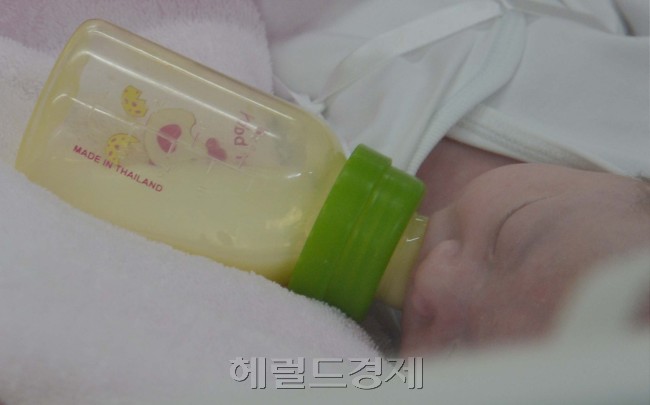 입양의 날인 11일 서울 서대문구 창천동 입양전문기관인 동방사회복지회에서 입양대기 아동이 사랑의 손길을 기다리고 있다. 김명섭 기자/msiron@heraldcorp.com