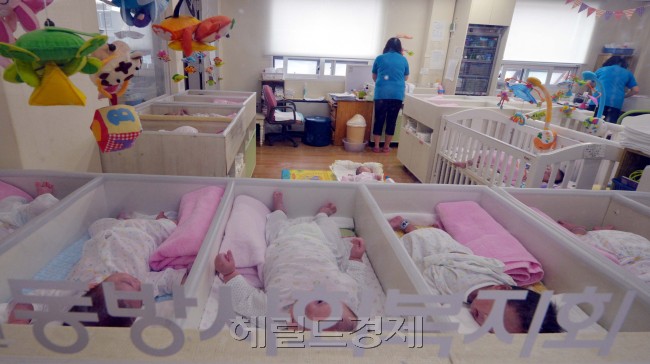 입양의 날인 11일 서울 서대문구 창천동 입양전문기관인 동방사회복지회에서 입양대기 아동이 사랑의 손길을 기다리고 있다.
김명섭 기자/msiron@heraldcorp.com