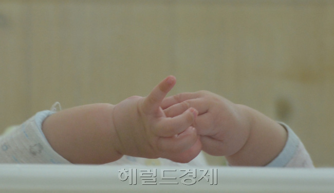 입양의 날인 11일 서울 서대문구 창천동 입양전문기관인 동방사회복지회에서 입양대기 아동이 사랑의 손길을 기다리고 있다.
김명섭 기자/msiron@heraldcorp.com