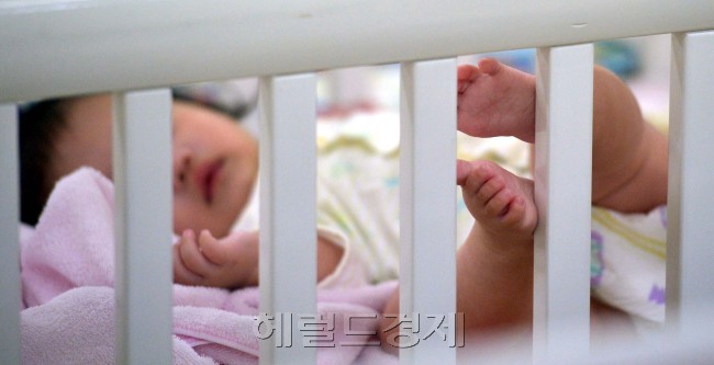 입양의 날인 11일 서울 서대문구 창천동 입양전문기관인 동방사회복지회에서 입양대기 아동이 사랑의 손길을 기다리고 있다.
김명섭 기자/msiron@heraldcorp.com