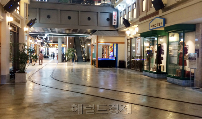 <사진설명>오는 12일 영화관과 수족관(아쿠아리움)이 일반에 재개장되는 제2롯데월드몰에 주말동안 약 20만명의 고객이 몰리는 등 모처럼만에 활기가 돌았다. 9일부터 11일까지 무료관람이 이어지는 가운데, 일요일인 10일 아쿠아리움에는 무료 관람을 위해 시민들이 길게 줄을 서서 기다리고 있다. 불과 전주말 텅 빈 모습<사진 아래>과는 사뭇 대조적이다. 김명섭 기자/msiron@heraldcorp.com