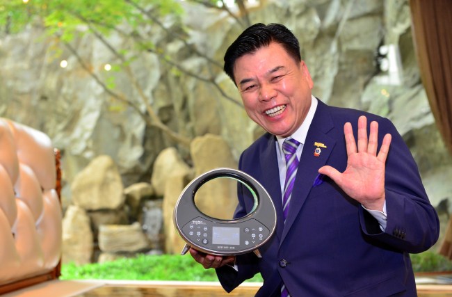 최창환 장수돌침대 회장이 IoT 기술을 활용
해 스마트폰으로 침대온도를 조절할 수 있