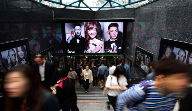 LG Electronics said Monday it had installed sinage to promote the latest flagship smartphone G4 in some of the most bustling districts in Seoul, including Gangnam, Hongdae, and Sinchon.   LGE
