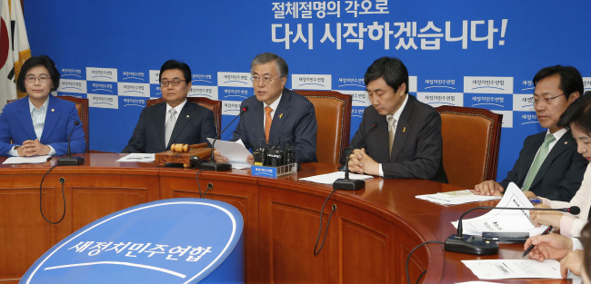 Rep. Moon Jae-in (center), chair of the main opposition New Politics Alliance for Democracy, speaks at the party’s morning meeting, Monday.   Yonhap