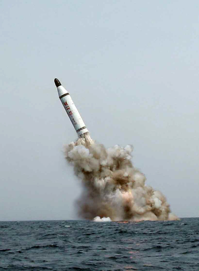 <YONHAP PHOTO-0627> 북한 전략잠수함서 탄도탄 '북극성' 발사 (서울=연합뉴스) 북한은 9일 전략잠수함의 탄도탄 수중시험발사에 성공했다고 밝혔다. 노동당 기관지 노동신문은 이날 "김정은 동지의 직접적인 발기와 세심한 지도 속에 개발완성된 우리 식의 위력한 전략잠수함 탄도탄 수중시험발사가 진행됐다"고 보도했다. 사진은 신문에 공개된 탄도탄의 모습. 붉은색 커다란 글씨로 '북극성-1'이라고 적혀있다. 한·미 정보당국은 탄도탄을 'KN-11'로 명명한 것으로 알려졌다. 2015. 5. 9 nkphoto@yna.co.kr/2015-05-09 14:07:32/ <저작권자 ⓒ 1980-2015 ㈜연합뉴스. 무단 전재 재배포 금지.>
A ballistic missile, called Bukkeuksong, is shown being test-launched from underwater in a photo from a report by North Korea’s Rodong Sinmun on Saturday.   Yonhap