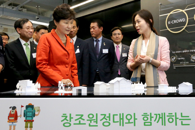 President Park Geun-hye visits the Gangwon Center for Creative Economy at Kangwon National University in Chuncheon on Monday.    Yonhap