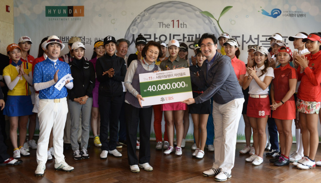 <YONHAP PHOTO-1911> 사랑의 달팽이 자선골프대회 개최 (서울=연합뉴스) 11일 경기도 양평 더 스타 휴CC에서 열린 '제11회 사랑의 달팽이 자선골프대회'에서 UBS증권 홍준기 대표(오른쪽)가 기부금 4천만원을 김민자 사랑의 달팽이 회장에 전달한 후 기념촬영을 하고 있다. 2015.5.11 << 사랑의 달팽이 제공 >> photo@yna.co.kr/2015-05-11 16:53:12/ <저작권자 ⓒ 1980-2015 ㈜연합뉴스. 무단 전재 재배포 금지.>
<YONHAP PHOTO-1911> 사랑의 달팽이 자선골프대회 개최 (서울=연합뉴스) 11일 경기도 양평 더 스타 휴CC에서 열린 '제11회 사랑의 달팽이 자선골프대회'에서 UBS증권 홍준기 대표(오른쪽)가 기부금 4천만원을 김민자 사랑의 달팽이 회장에 전달한 후 기념촬영을 하고 있다. 2015.5.11 << 사랑의 달팽이 제공 >> photo@yna.co.kr/2015-05-11 16:53:12/ <저작권자 ⓒ 1980-2015 ㈜연합뉴스. 무단 전재 재배포 금지.>
<YONHAP PHOTO-1911> 사랑의 달팽이 자선골프대회 개최 (서울=연합뉴스) 11일 경기도 양평 더 스타 휴CC에서 열린 '제11회 사랑의 달팽이 자선골프대회'에서 UBS증권 홍준기 대표(오른쪽)가 기부금 4천만원을 김민자 사랑의 달팽이 회장에 전달한 후 기념촬영을 하고 있다. 2015.5.11 << 사랑의 달팽이 제공 >> photo@yna.co.kr/2015-05-11 16:53:12/ <저작권자 ⓒ 1980-2015 ㈜연합뉴스. 무단 전재 재배포 금지.>