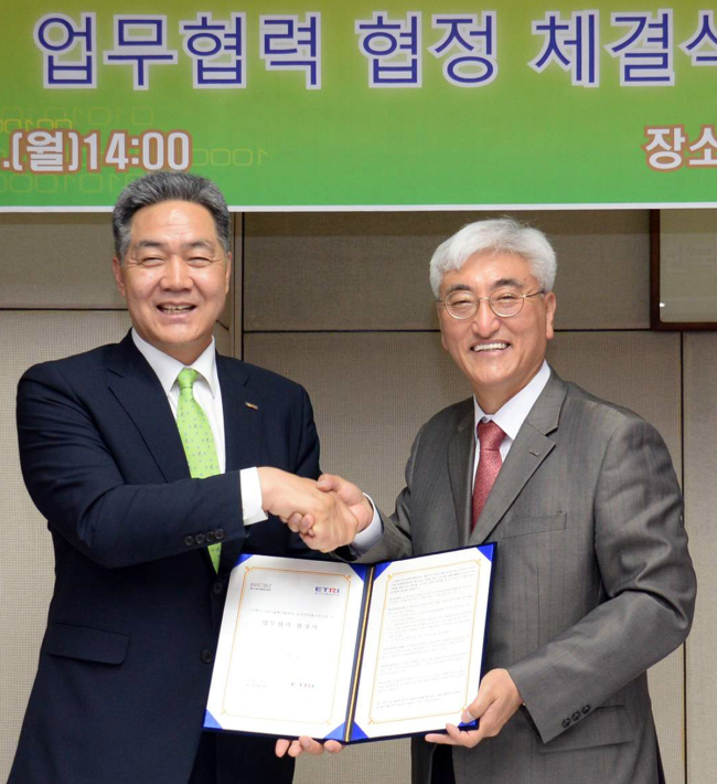 <YONHAP PHOTO-1729> ETRI-중기기술혁신협 '기술사업화 성공' 맞손 (대전=연합뉴스) 김흥남(오른쪽) 한국전자통신연구원(ETRI) 원장과 이규대 중소기업기술혁신협회장이 11일 ETRI 회의실에서 '중소기업 기술사업화 성공을 위한 업무협정서'에 서명한 뒤 기념사진을 찍고 있다. 두 기관은 ETRI 기술사업화 플랫폼을 활용한 이노비즈기업 지원, 공동연구사업 발굴 추진, 기술상담회·전시회 공동 개최, 중소기업 지원을 위한 프로그램 공동개발 등을 추진하게 된다. 2015.5.11 << ETRI >> sw21@yna.co.kr/2015-05-11 15:52:43/ <저작권자 ⓒ 1980-2015 ㈜연합뉴스. 무단 전재 재배포 금지.>
<YONHAP PHOTO-1729> ETRI-중기기술혁신협 '기술사업화 성공' 맞손 (대전=연합뉴스) 김흥남(오른쪽) 한국전자통신연구원(ETRI) 원장과 이규대 중소기업기술혁신협회장이 11일 ETRI 회의실에서 '중소기업 기술사업화 성공을 위한 업무협정서'에 서명한 뒤 기념사진을 찍고 있다. 두 기관은 ETRI 기술사업화 플랫폼을 활용한 이노비즈기업 지원, 공동연구사업 발굴 추진, 기술상담회·전시회 공동 개최, 중소기업 지원을 위한 프로그램 공동개발 등을 추진하게 된다. 2015.5.11 << ETRI >> sw21@yna.co.kr/2015-05-11 15:52:43/ <저작권자 ⓒ 1980-2015 ㈜연합뉴스. 무단 전재 재배포 금지.>