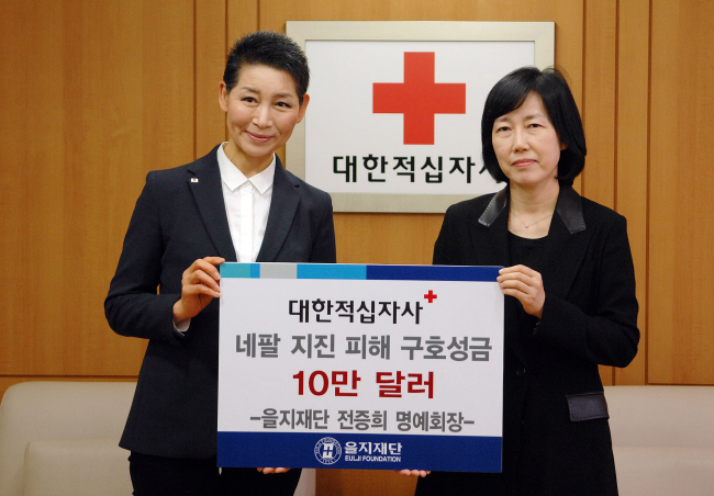 <YONHAP PHOTO-1437> 을지재단, 네팔 돕기성금 10만달러 전달 (서울=연합뉴스) 홍성희 을지재단 이사장(오른쪽)이 11일 서울 중구 대한적십자사를 방문, 김성주 대한적십자사 총재에게 전증희 을지재단 명예회장을 대신해 네팔지진 피해 돕기 성금 10만 달러를 전달한 후 기념 촬영을 하고 있다. 2015.5.11 << 대한적십자사 제공 >> photo@yna.co.kr/2015-05-11 14:38:57/ <저작권자 ⓒ 1980-2015 ㈜연합뉴스. 무단 전재 재배포 금지.>
<YONHAP PHOTO-1437> 을지재단, 네팔 돕기성금 10만달러 전달 (서울=연합뉴스) 홍성희 을지재단 이사장(오른쪽)이 11일 서울 중구 대한적십자사를 방문, 김성주 대한적십자사 총재에게 전증희 을지재단 명예회장을 대신해 네팔지진 피해 돕기 성금 10만 달러를 전달한 후 기념 촬영을 하고 있다. 2015.5.11 << 대한적십자사 제공 >> photo@yna.co.kr/2015-05-11 14:38:57/ <저작권자 ⓒ 1980-2015 ㈜연합뉴스. 무단 전재 재배포 금지.>
