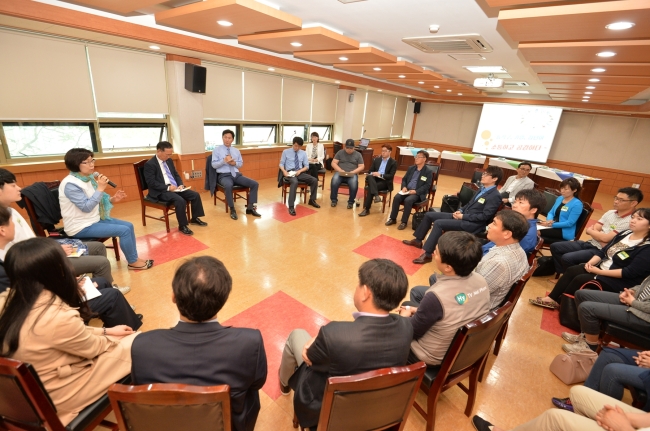 <YONHAP PHOTO-2007> '동작구 청년인턴제 간담회' (서울=연합뉴스) 11일 오후 서울 동작구청에서 동작구형 청년인턴제에 참여하는 기업대표 및 청년 인턴사원과 동작구 대방동 창업지원센터 기업대표들이 참석해 기업 간 상호소통 및 현장의 소리를 청취하는 간담회가 진행되고 있다. 2015.5.11 << 동작구청 제공 >> photo@yna.co.kr/2015-05-11 17:38:40/ <저작권자 ⓒ 1980-2015 ㈜연합뉴스. 무단 전재 재배포 금지.>
<YONHAP PHOTO-2007> '동작구 청년인턴제 간담회' (서울=연합뉴스) 11일 오후 서울 동작구청에서 동작구형 청년인턴제에 참여하는 기업대표 및 청년 인턴사원과 동작구 대방동 창업지원센터 기업대표들이 참석해 기업 간 상호소통 및 현장의 소리를 청취하는 간담회가 진행되고 있다. 2015.5.11 << 동작구청 제공 >> photo@yna.co.kr/2015-05-11 17:38:40/ <저작권자 ⓒ 1980-2015 ㈜연합뉴스. 무단 전재 재배포 금지.>