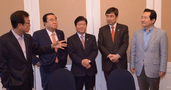 새정치민주연합 4선 이상 중진 의원들은 12일 오전 국회 귀빈식당에서 긴급 조찬 모임을 열고 지도부의 공정한 의사결정 구조와 품격있는 최고위원회 구축을 촉구했다. (왼쪽부터) 원혜영, 문희상, 박병석, 이종걸, 정세균 의원.