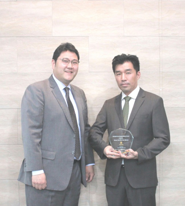 Honey Tree CEO Brad Han (right) receives the Asia Responsibility Award from Sam Lee, CEO of InnoCSR Group.    InnoCSR Group
Honey Tree CEO Brad Han (right) receives the Asia Responsibility Award from Sam Lee, CEO of InnoCSR Group.    InnoCSR Group