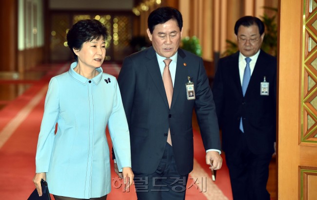 박근혜 대통령과 최경환 경제부총리가 12일 청와대에서 열린 국무회의장으로 대화하면서 이동하고 있다. 박현구 기자/phko@heraldcorp.com