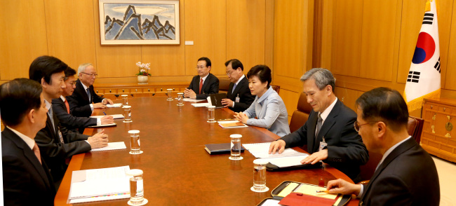 President Park Geun-hye presides over a meeting with top security officials at Cheong Wa Dae on Tuesday.    Yonhap