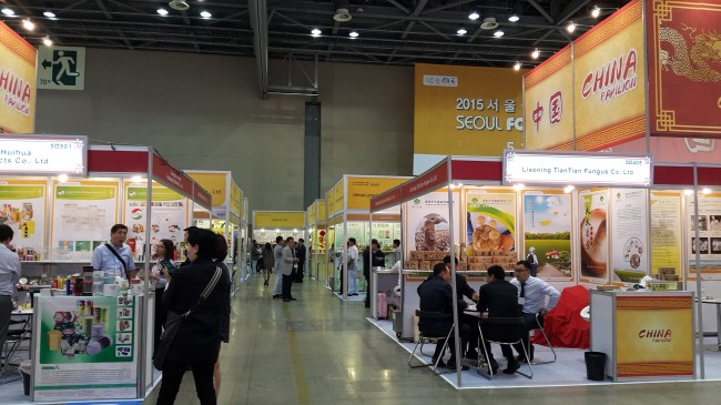 Buyers browse the Chinese booths at Seoul Food 2015 in KINTEX, Ilsan, Gyeonggi Province.   Chung Joo-won/The Korea Herald