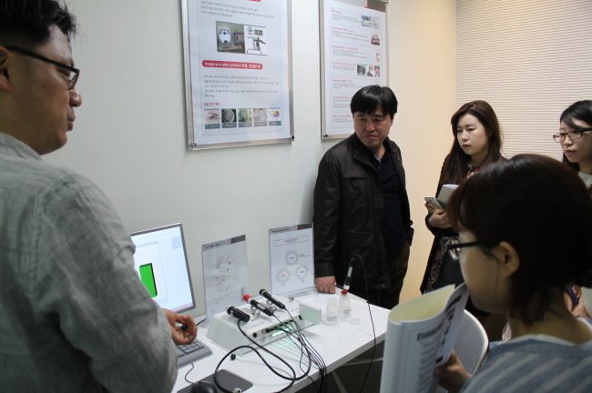 충북창조경제혁신센터에서 LG생활건강의 한 화장품 연구원이 혁신센터내에 설치된 평가랩에서 화장품 관련 벤처기업 담당자들을 대상으로 피부평가복합기기에 대해 설명하고 있다.