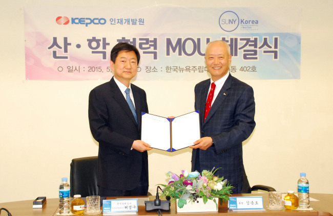 <YONHAP PHOTO-1690> 한전 인재개발원, 한국뉴욕주립대와 산학협력 MOU (서울=연합뉴스) 허경구 한전 인재개발원장(왼쪽)과 김춘호 한국뉴욕주립대학교 총장이 지난 12일 오후 인천 연수구 한국뉴욕주립대학교 캠퍼스에서 인적자원개발 분야 산·학 협력 확대를 위한 양해각서를 체결하며 기념촬영하고 있다. 2015.5.13 << 한전 제공 >> photo@yna.co.kr/2015-05-13 09:48:42/ <저작권자 ⓒ 1980-2015 ㈜연합뉴스. 무단 전재 재배포 금지.>
<YONHAP PHOTO-1690> 한전 인재개발원, 한국뉴욕주립대와 산학협력 MOU (서울=연합뉴스) 허경구 한전 인재개발원장(왼쪽)과 김춘호 한국뉴욕주립대학교 총장이 지난 12일 오후 인천 연수구 한국뉴욕주립대학교 캠퍼스에서 인적자원개발 분야 산·학 협력 확대를 위한 양해각서를 체결하며 기념촬영하고 있다. 2015.5.13 << 한전 제공 >> photo@yna.co.kr/2015-05-13 09:48:42/ <저작권자 ⓒ 1980-2015 ㈜연합뉴스. 무단 전재 재배포 금지.>