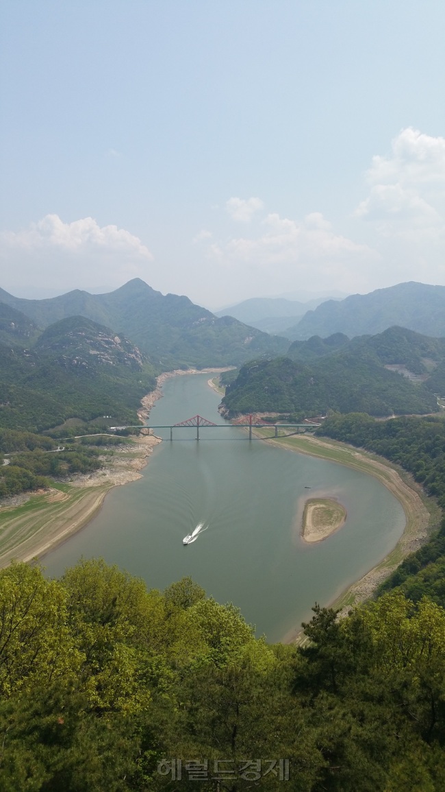전망대에서 바라본 청풍호. 360도 파노라마로 펼쳐진다. 빨간색 옥순대교 밑으로 유람선이 지나가고 있다. 사진=김아미 기자/amigo@heraldcorp.com