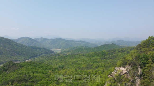 저멀리 백두대간 줄기가 수묵화처럼 옅은 농담으로 펼쳐진다. 사진=김아미 기자/amigo@heraldcorp.com